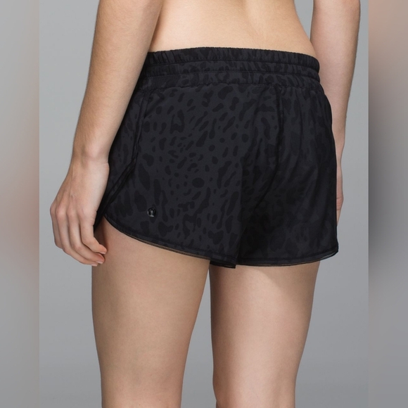 Lululemon Seek The Heat Short Color Animal Swirl Deep Coal Black Size 6 W7C89S - Picture 4 of 13